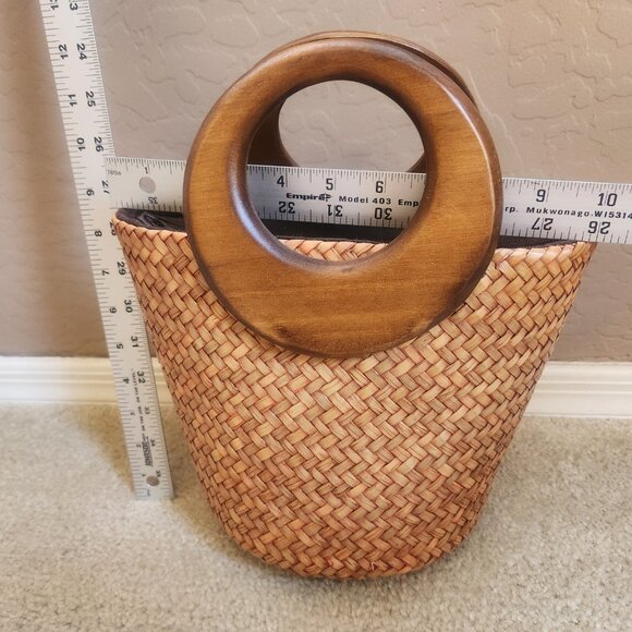 NEW Woven Straw Bag with Wood Handles - Picture 2 of 7